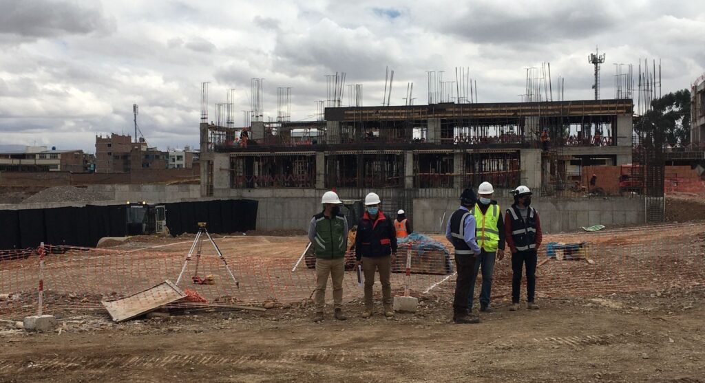 ReporterosUnid2's tweet photo. El presidente de Apafa del colegio Mariscal Castilla de Huancayo responsabilizó al exgobernador regional de Junín y ahora detenido Clever Mercado por el retraso en la construcción del colegio. 
Lea la nota acá👉https://t.co/fHQ3lUfrf9 https://t.co/bsMeMHpwLJ
