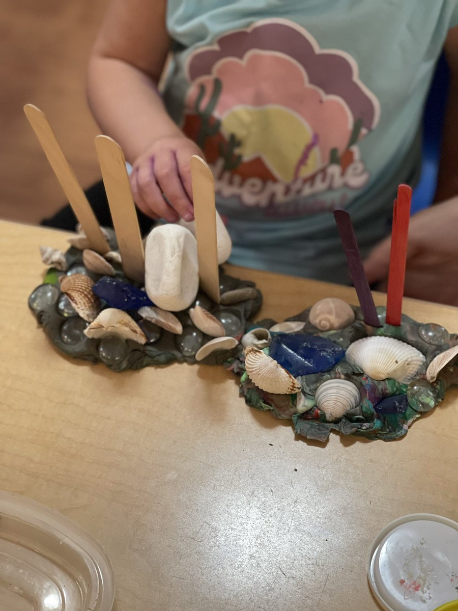 NHplaybased's tweet image. Imaginative minds (and hands) at work: The Power of Play-based learning during a family event facilitated by one of our coaches at The Children’s Place &amp;amp; Parent Education Center. #playbasedlearning #6Cs #looseparts #EarlyChildhood #ece