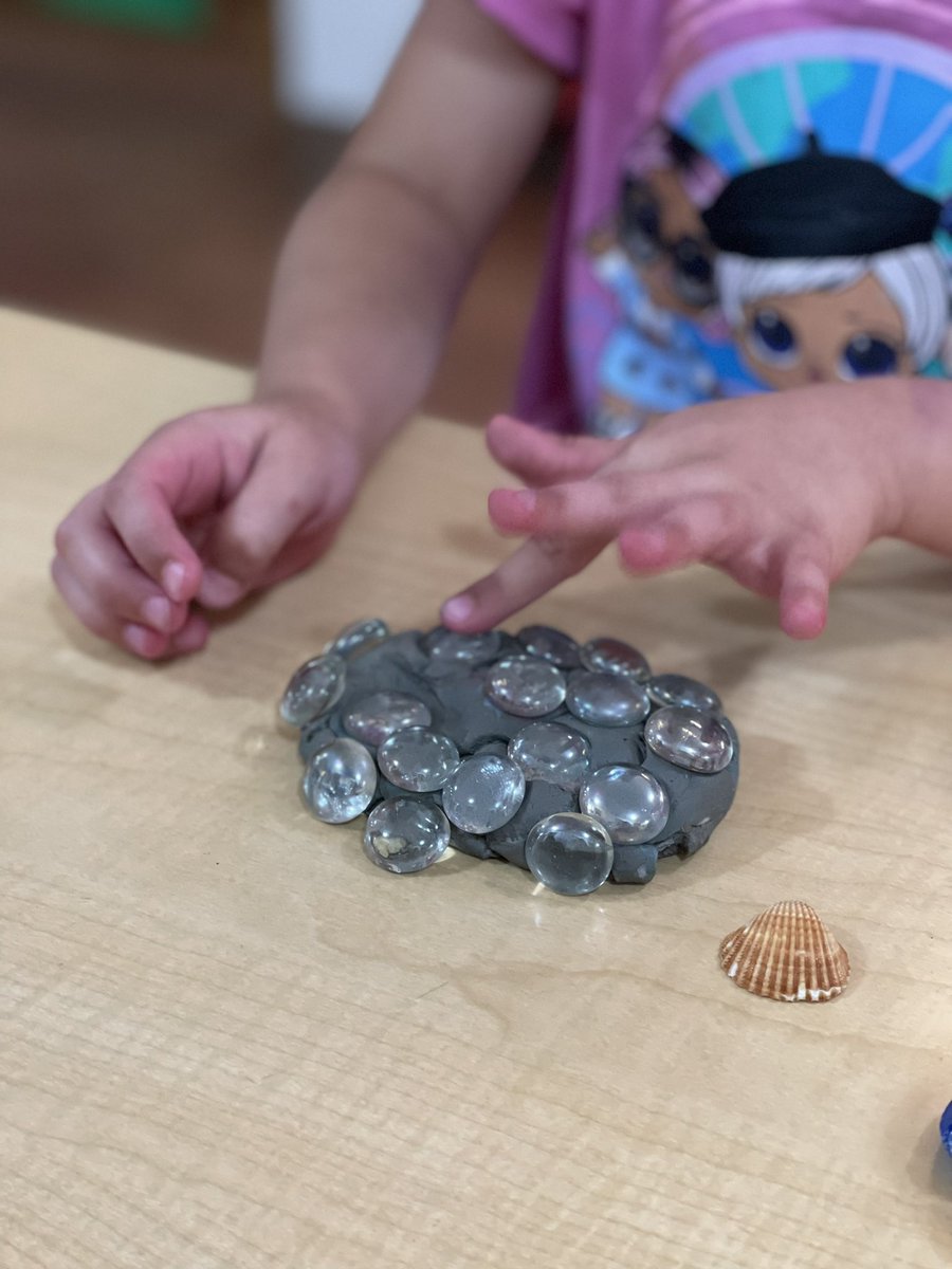NHplaybased's tweet image. Imaginative minds (and hands) at work: The Power of Play-based learning during a family event facilitated by one of our coaches at The Children’s Place &amp;amp; Parent Education Center. #playbasedlearning #6Cs #looseparts #EarlyChildhood #ece