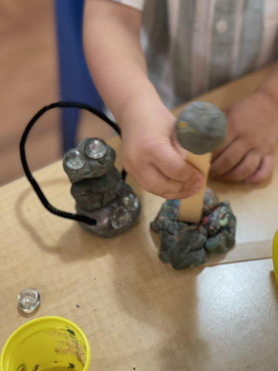 NHplaybased's tweet image. Imaginative minds (and hands) at work: The Power of Play-based learning during a family event facilitated by one of our coaches at The Children’s Place &amp;amp; Parent Education Center. #playbasedlearning #6Cs #looseparts #EarlyChildhood #ece
