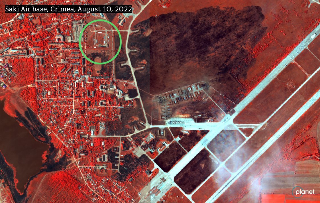 RedIntelPanda's tweet photo. #Russian military extremely lucky this fuel farm didn’t go up as well:
#Novofedorivka #SakyAirbase
https://t.co/6uVUgOLQ40 https://t.co/Dk2UA7KIAg