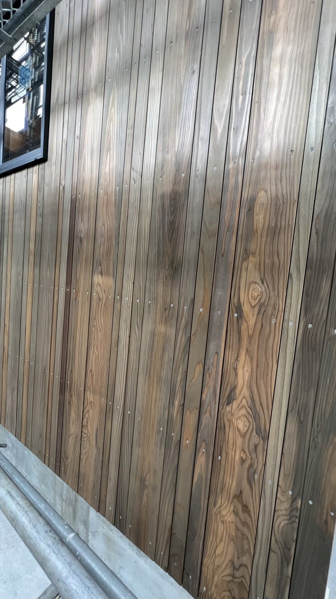 6_js6's tweet photo. 以前製作していた焼き杉を施工しました☺️見た目がゴージャス❗️施工の際は炭になっているので服も体も真っ黒です💦焼き杉のお家はやったことなくてどうなるかと思いましたがかなりいい感じに仕上がりました🎶 https://t.co/qYFSEk9bm4