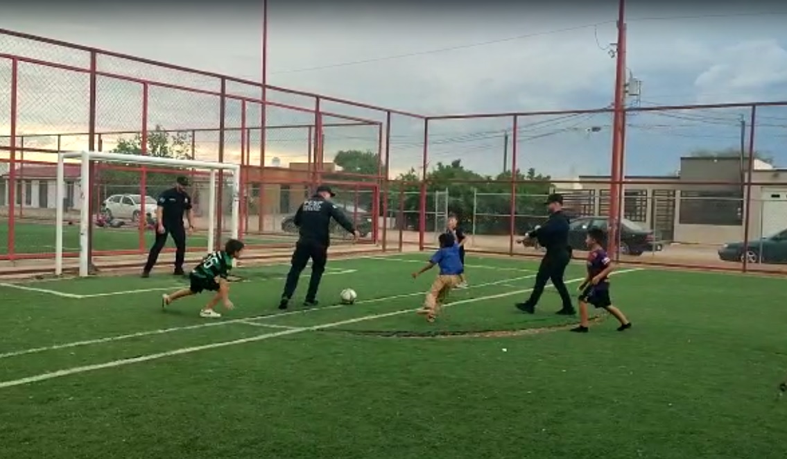SonoraSeguridad's tweet photo. Fomenta Policía Estatal actividades de sana convivencia con niñas y niños de Caborca durante las acciones de prevención del delito en la región. 

#PESPSonora https://t.co/eS55zucjLu