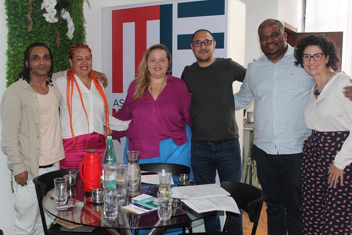 APMariaFelipa's tweet image. Com muita alegria a Assessoria Popular Maria Felipa recebeu a visita do consultor de projetos da ONU, Tomás Ananía Neuburger, que possibilitará que ampliemos nossas capacidades de trabalho no Comitê Nacional de Prevenção e Combate a Tortura.

E que cantem as liberdades!!!