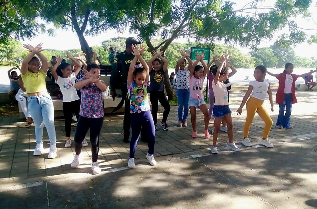 PoliciaDECOR's tweet photo. Con nuestras unidades de @ProteccionPonal a la Infancia y Adolescencia, realizamos actividades lúdicas y recreativas a nuestros jóvenes en el Malecón de #Lorica. Promovemos espacios de participación ciudadana. #YoProtejoLaNiñez @region6policia https://t.co/UU3YWOdPBK
