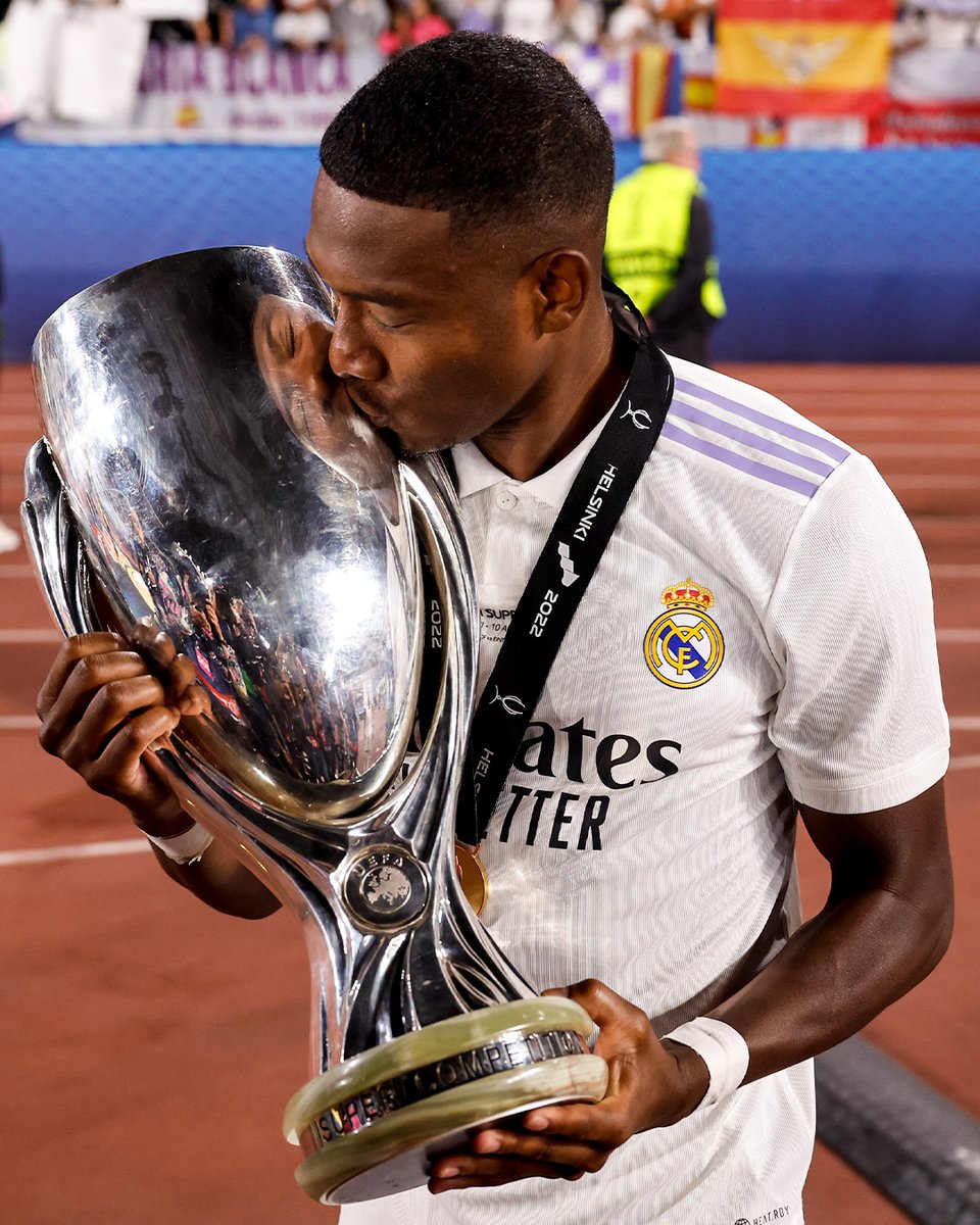 realmadrid's tweet photo. 😘 ¡La besa @David_Alaba por vosotros, madridistas! 
🏆 #CHAMPION5 https://t.co/lniG7u4G2A