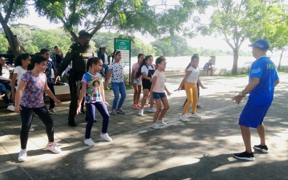 PoliciaDECOR's tweet photo. Con nuestras unidades de @ProteccionPonal a la Infancia y Adolescencia, realizamos actividades lúdicas y recreativas a nuestros jóvenes en el Malecón de #Lorica. Promovemos espacios de participación ciudadana. #YoProtejoLaNiñez @region6policia https://t.co/UU3YWOdPBK