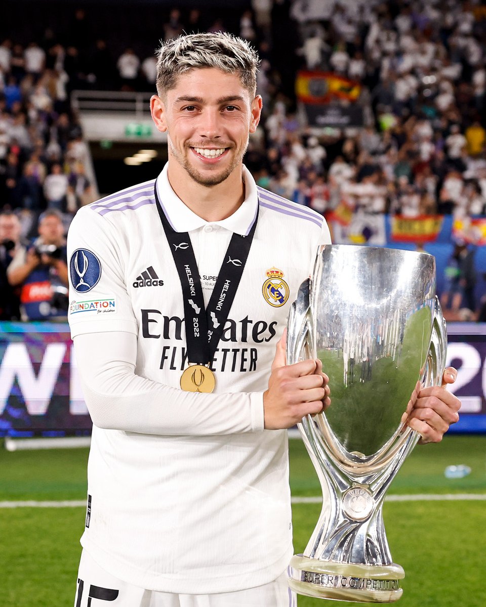 realmadrid's tweet photo. 🏆 Nuestro p̶a̶j̶a̶r̶i̶t̶o̶ ̶ HALCÓN 🦅
#CHAMPION5 https://t.co/bZF9QYNbhG