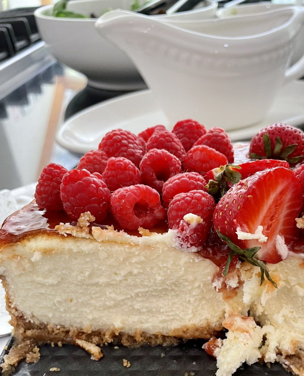iraimavivast's tweet photo. Hoy les hice un Cheesecake con frambuesas (ayer, porque tiene que estar en nevera 6/8 hrs) https://t.co/30kROwINzg