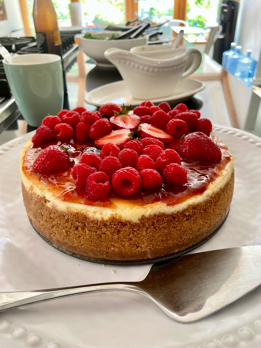iraimavivast's tweet photo. Hoy les hice un Cheesecake con frambuesas (ayer, porque tiene que estar en nevera 6/8 hrs) https://t.co/30kROwINzg