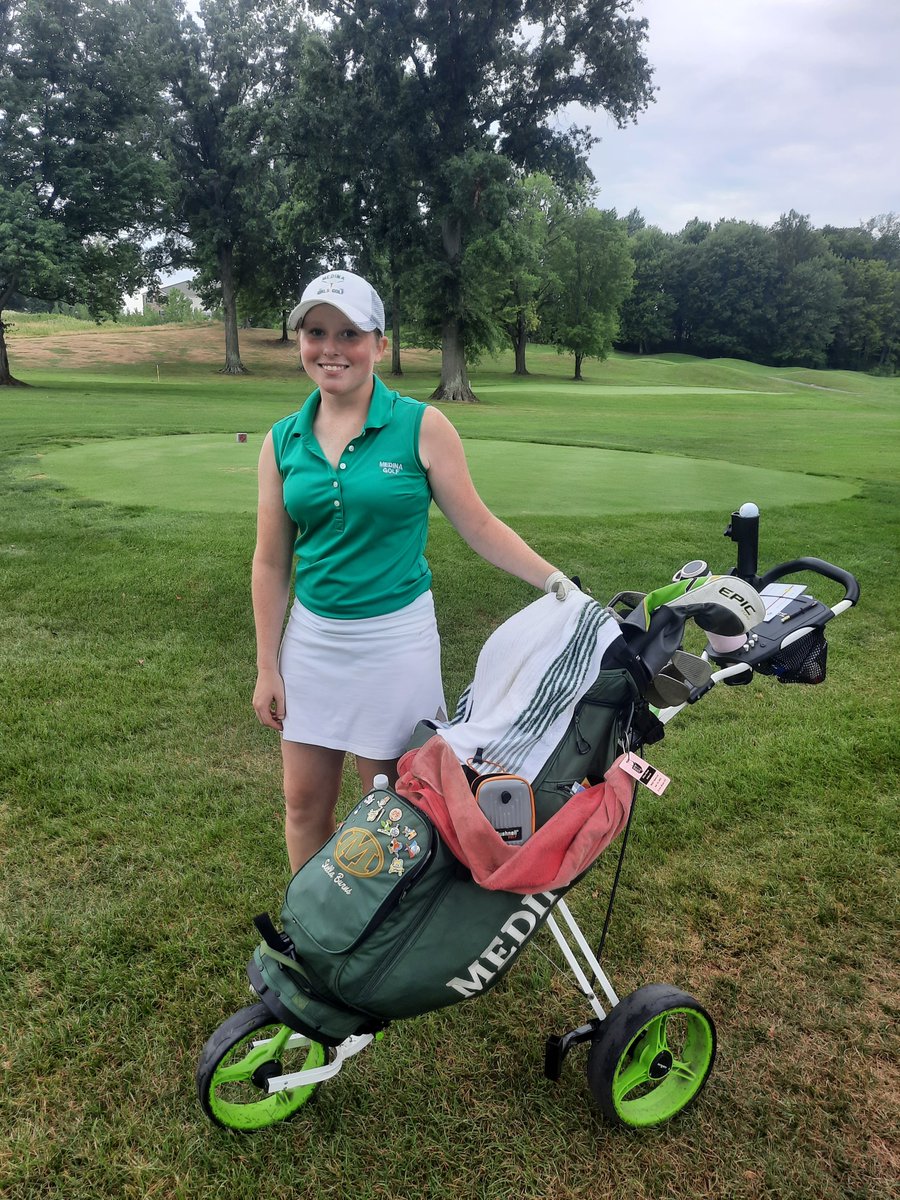 VARSITY GIRL GOLF PLACES 6TH AT PADUA INVITATIONAL! Team medalist was Lydia Dorman with an 84. Camille Christeon 89, Stella Burns 93, and Morgan Deeringer 105. Team was missing Anna Macino today and all four scores counted. Bee proud girls that was a very good performance! 🐝