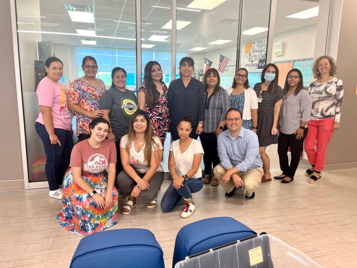 msleadingedu's tweet photo. It is a privilege to serve these teachers and partner with @Srta_JLopez @KatterineRSDL @LorenaVargasDL @Noemi_Labra in our journey to biliteracy 💕
#DUALisCOOL https://t.co/TzJSsGRuja