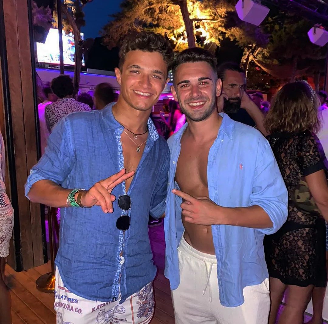 📸| Lando posando com fã em um club em Ibiza.

via:lorenzopirola__
#LandoNorris #LN4 #F1 #L4NDO