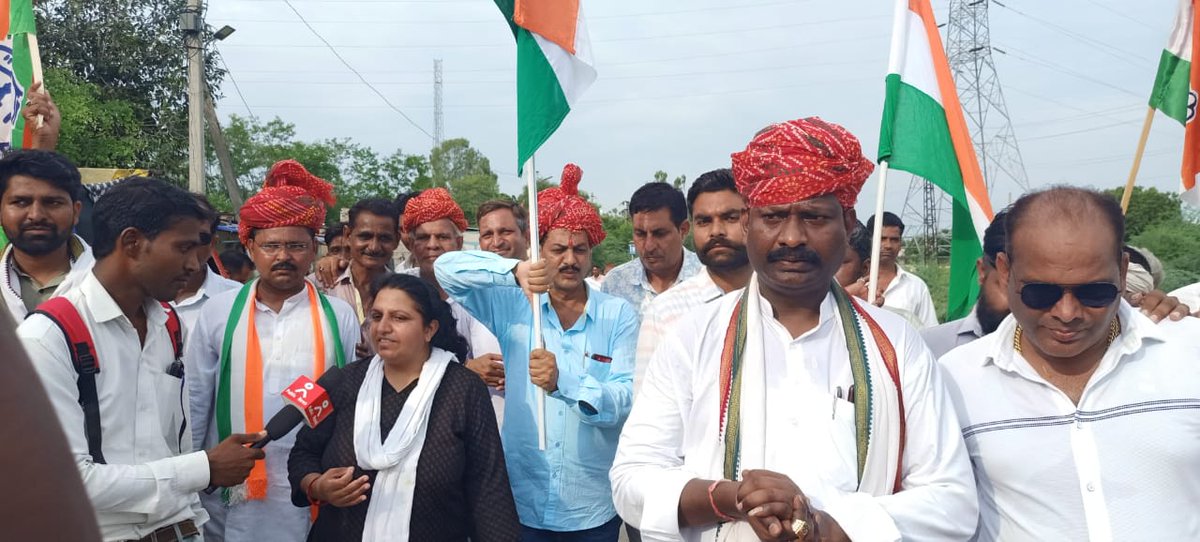 Rakeshboyat1's tweet image. आंधी में भी जलती रही गाँधी तेरी मशाल !
साबरमती के संत तूने कर दिया कमाल !!

#gauravpadyatra.......
#keshoraipatan 185
 #9v 10 August2022
@INCRajasthan @GovindDotasra @ajaymaken @RahulGandhi  @INCIndia