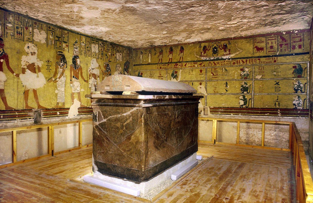 1/ Let's look at the tomb of Ay, who became Pharaoh after Tutankhamun's death. #Luxor #Egypt #history #pharaoh #Ancient #valleyofthekings