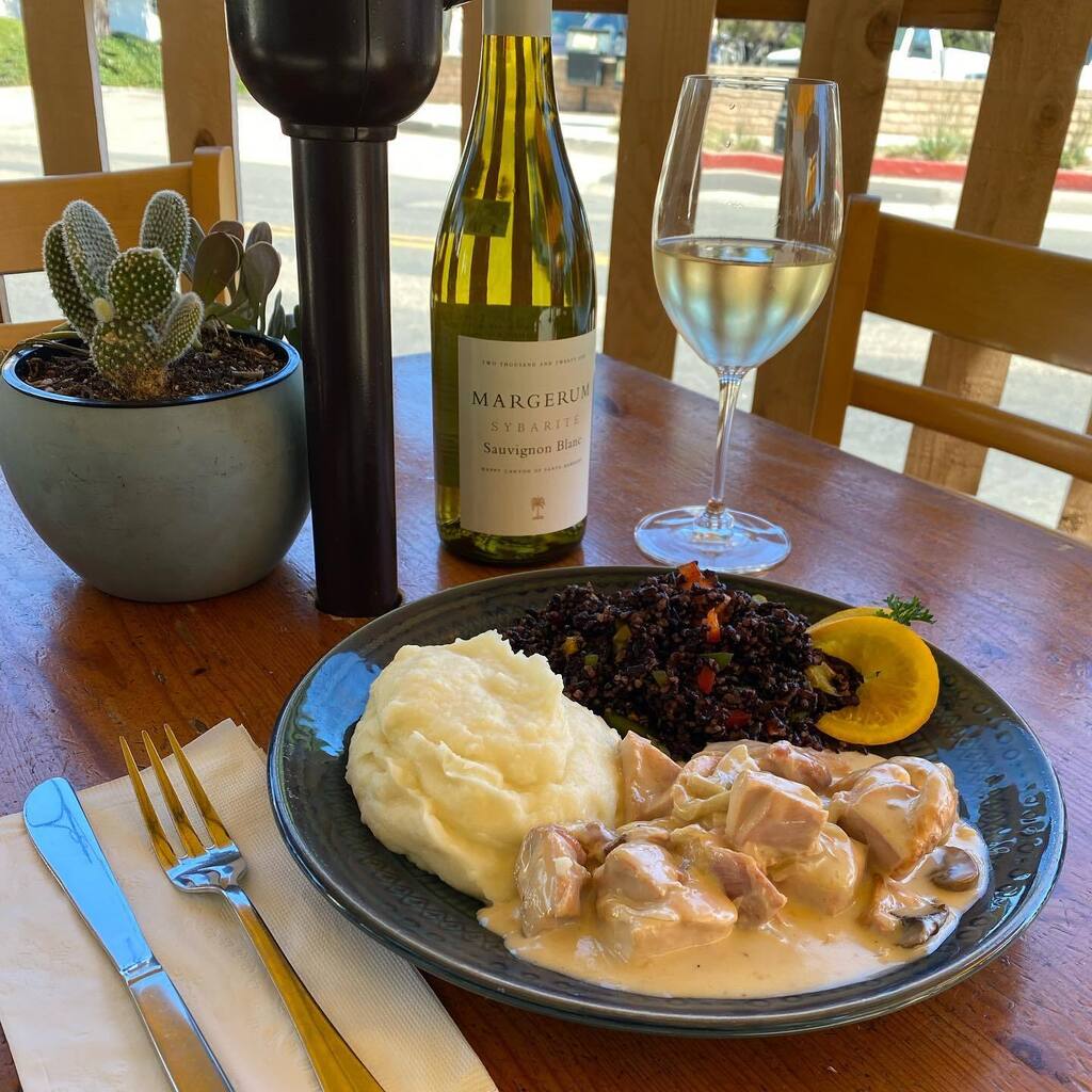 ~NEW DINNER HOURS~
7:30am-8pm Mon-Fri
7:30am-4pm Sat
.
.
.
.
feat. Chicken Marsala, Mashed Potatoes, and Forbidden Rice Salad paired with Margerum Sauv Blanc instagr.am/p/ChGG0K4vAEW/