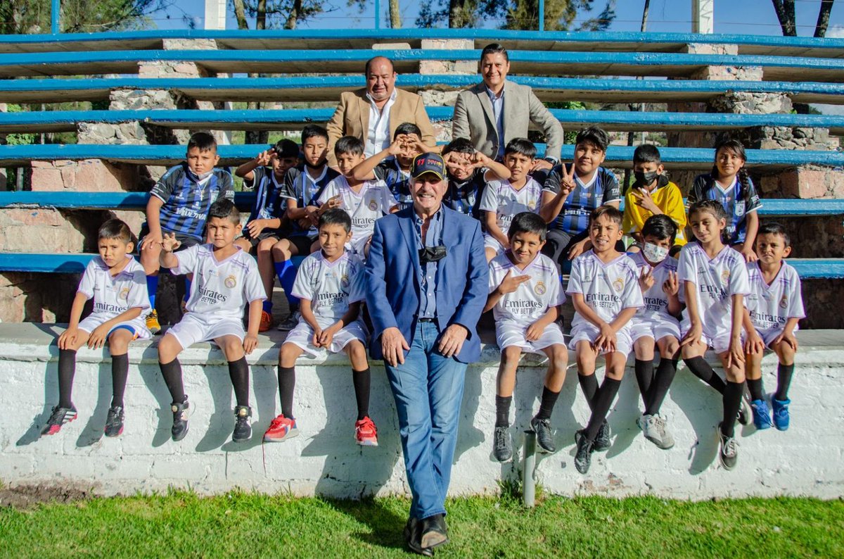 noticiasdeqro's tweet photo. #INDECU | 👉🏻 👤 ​​El presidente municipal de El Marqués, Enrique Vega Carriles, encabezó la entrega de uniformes a 850 niños y jóvenes que forman parte de las academias y torneos de futbol del INDECU.

Toda la información aquí: 
 
https://t.co/g8kxshkVQR 

#QRO #QUERETARO https://t.co/limhLRecda