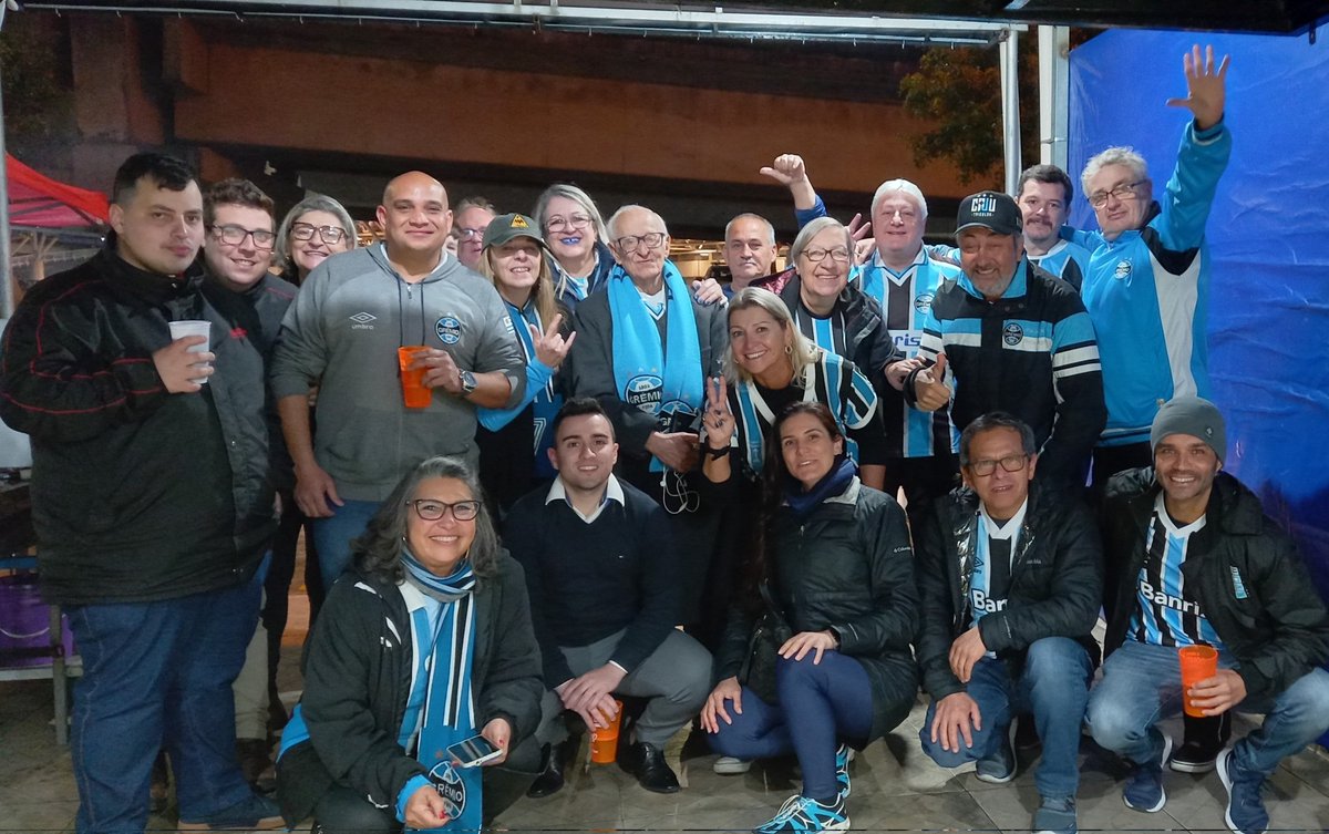 GremioConfraria's tweet photo. Faltaram poucos ontem 💙🇪🇪
Confraria reunida 🥩🍗🍖🍻 https://t.co/Zah6tlyXs4