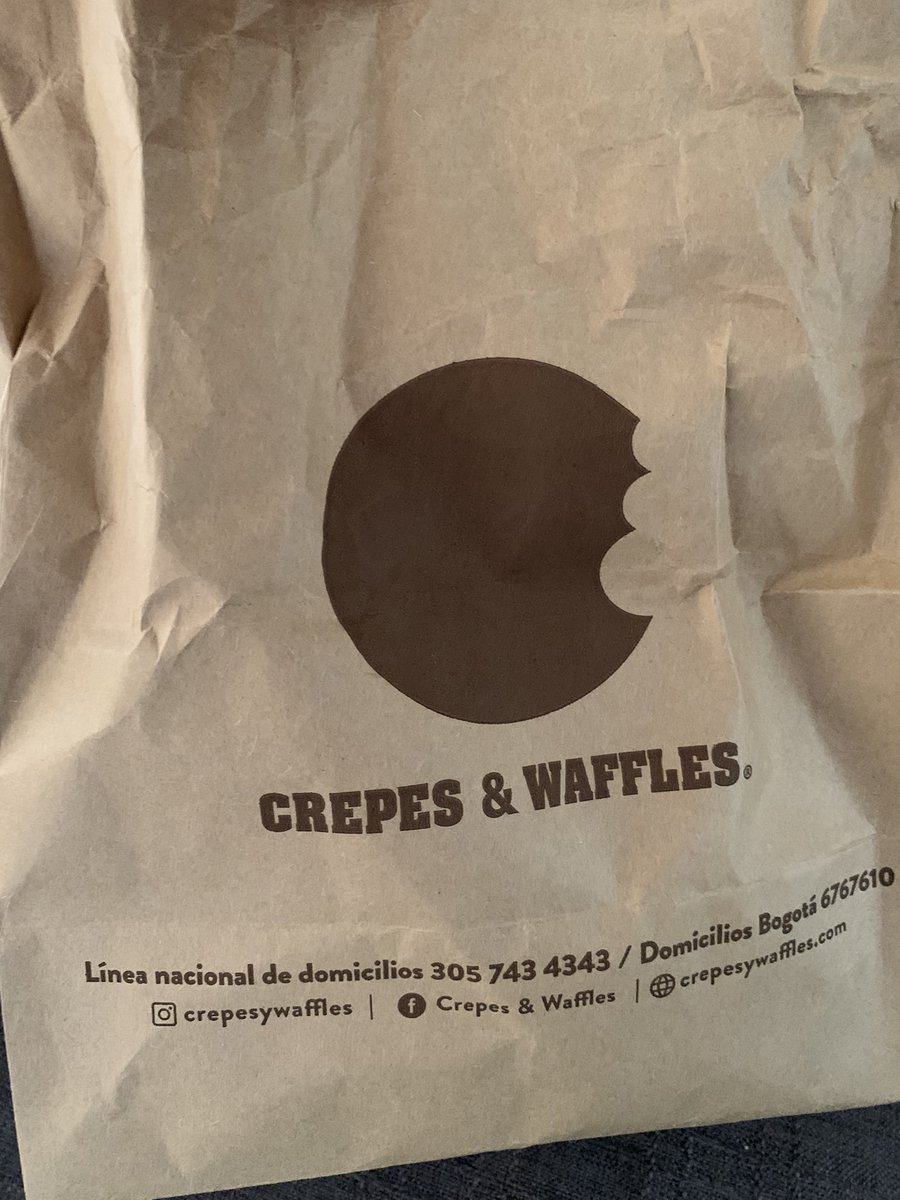 mariacharnish's tweet photo. Llegue y el portero me dice que me dejaron algo y veo que es una bolsa de Crepes y dije njda hasta que por fin deje de ser espectadora me mandaron un waffle sorpresa y cuando la abrí eran unos panes que me dejó mi mamá para que los recogiera JAJAJAJAJAJAJAJ 😫 https://t.co/VQbOLKVod2