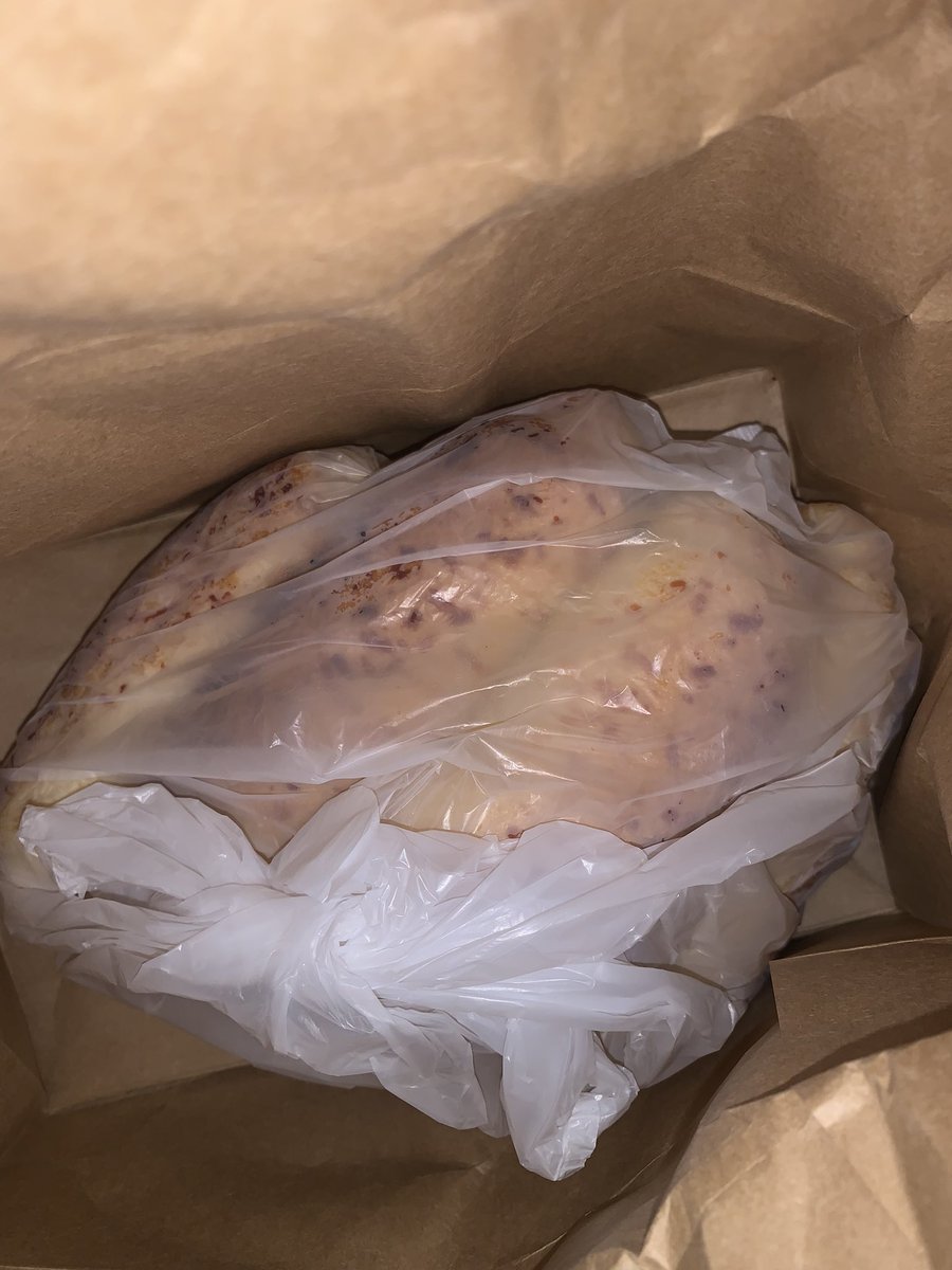 mariacharnish's tweet photo. Llegue y el portero me dice que me dejaron algo y veo que es una bolsa de Crepes y dije njda hasta que por fin deje de ser espectadora me mandaron un waffle sorpresa y cuando la abrí eran unos panes que me dejó mi mamá para que los recogiera JAJAJAJAJAJAJAJ 😫 https://t.co/VQbOLKVod2