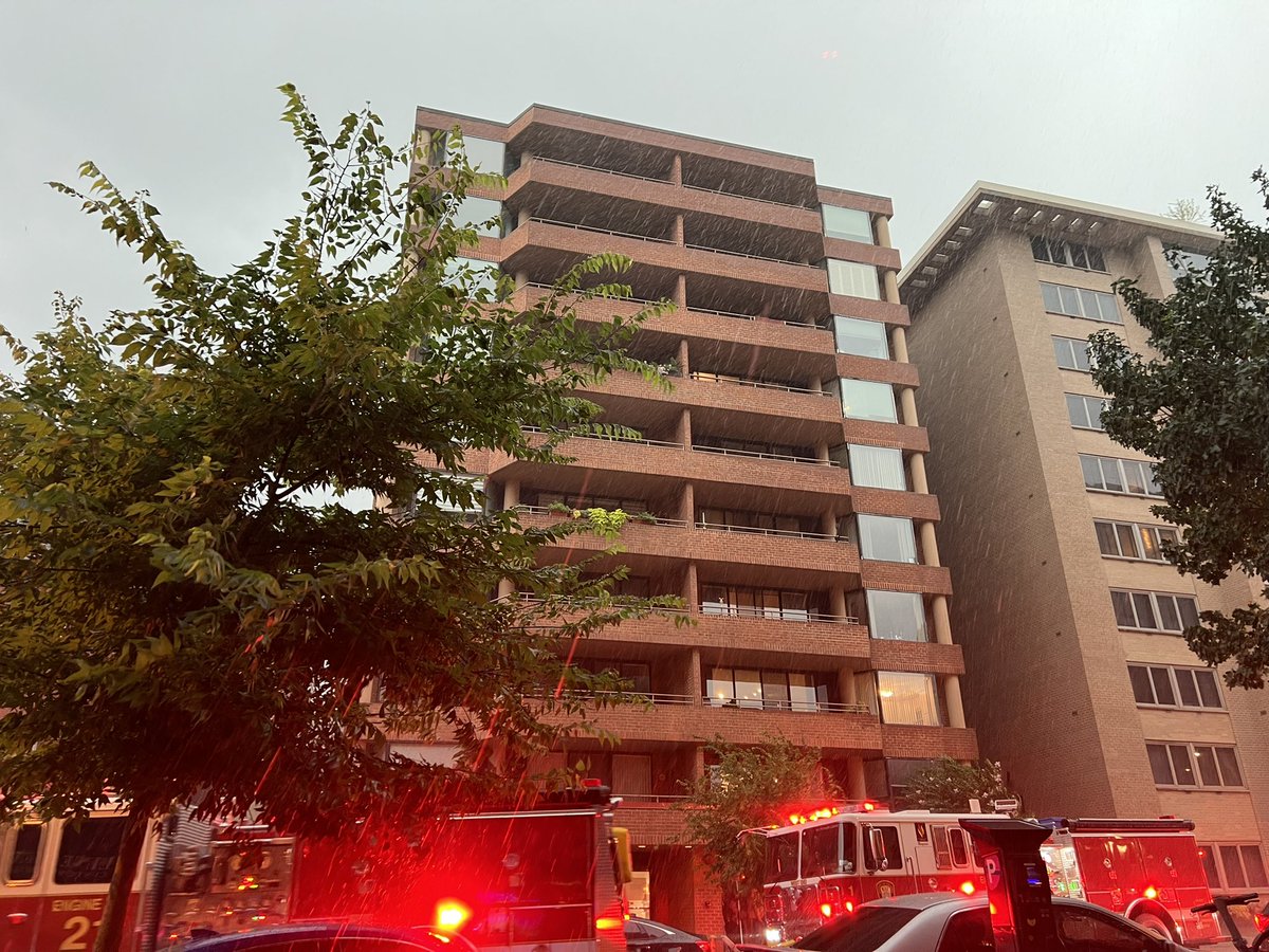 Andree_Entezari's tweet photo. Thank you @dcfireems for you quick response to the apartment situation on P St near Dupont this afternoon! https://t.co/cU8bX8yphu