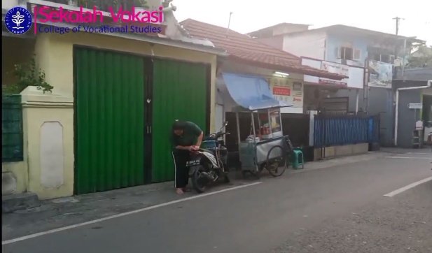 auzanazn's tweet photo. Dalam vidio aksi kita saya membantu mempromosikan bakso di dekat rumah

#VOKASIIMPACT #MPKMB59SVIPB #IPBDIGDAYA #VOKASIJUARA  #TheGlimpeStoryofGatamalaAgrinawa https://t.co/euaapIJlnJ