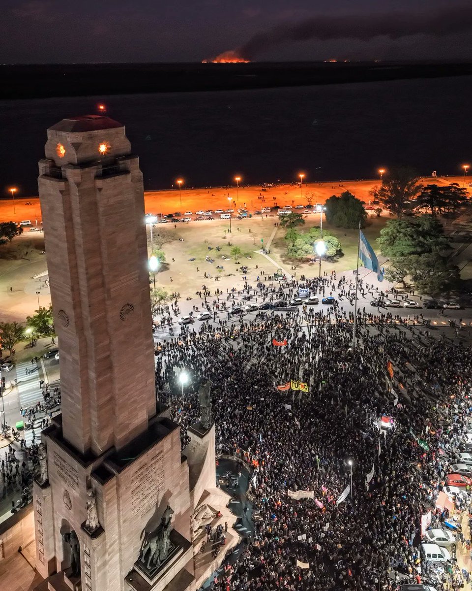 Rosariociudadok's tweet photo. Manifestación para decir BASTA

el fuego de atrás no es de utileria 
📸Aeropro https://t.co/gIMxq7NtCp