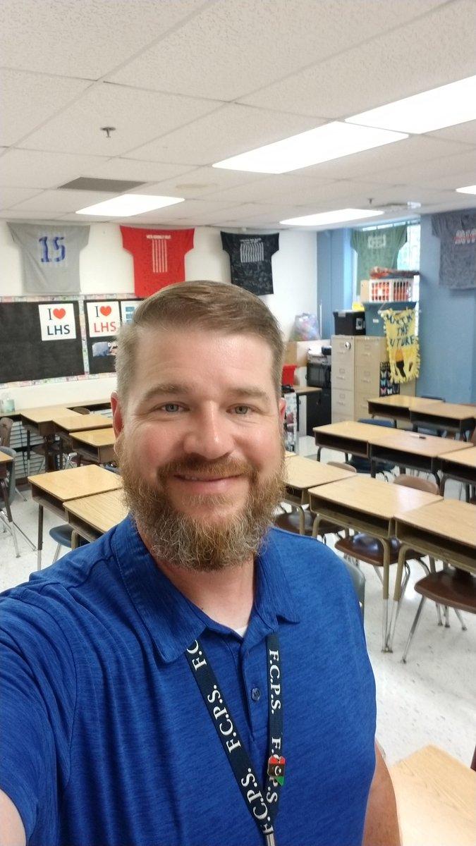 jsemath's tweet photo. Day 1 of year 10! Here's to a new school year full of possibilities!! Hey @lhshighschool let's do it again tomorrow. What do you say? #Generals https://t.co/DVmUcxS8tk