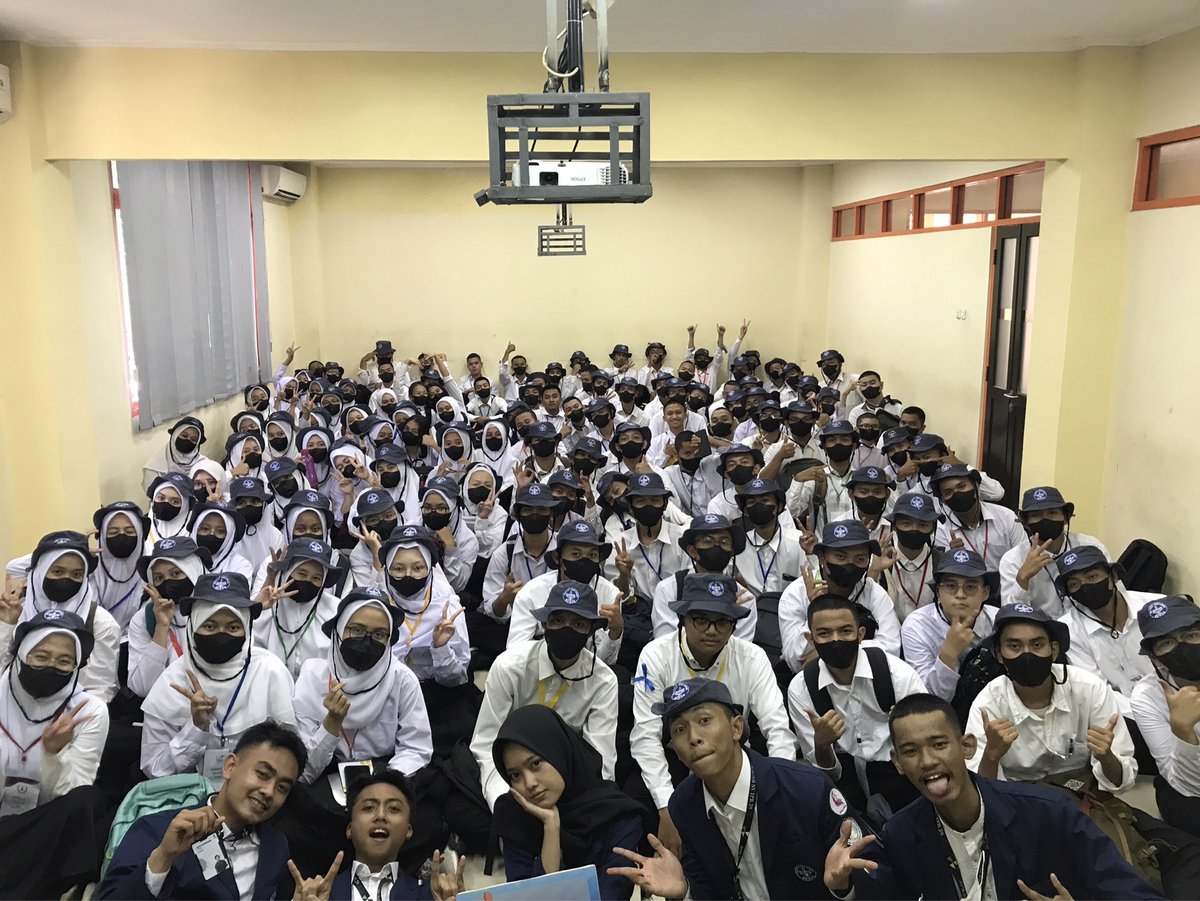 yiifaa12's tweet photo. MPKMBSV IPB UNIVERSITY 59
poto ini poto terakhir di hari pertama mpkmb wkwkw, seruu bngt pas sesi kenalan sm dosen² ipb
#MPKMB59SVIPB #MPKMBSVIPB59 #GatamalaAgrinawa #VOKASIIMPACT #VOKASIJUARA https://t.co/D5uzAfj3mw