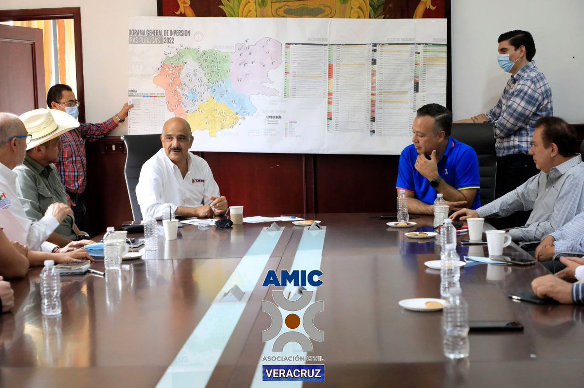 Sostuvimos una charla muy importante e interesante con el Alcalde del <a href="/AytoXalapa/">Ayuntamiento de Xalapa</a>, <a href="/ahuedricardo/">Ricardo Ahued Bardahuil</a> donde nos informó sobre el macro proyecto de inversión para la #ObraPública2022 en la capital del Estado.

Definitivamente, #Xalapa camina hacia el progreso.

#SomosAMIC