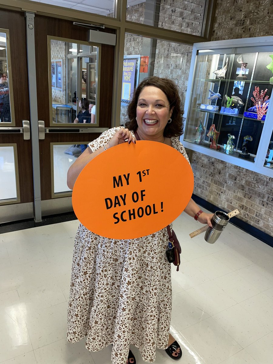 Ravae96's tweet photo. Loved starting the day with kids and families @JacksonMS2005 on my 1st First Day of School @NEISD @anthonytjarrett @NEISD_rudyj #HappyED @NEISDCurriculum https://t.co/EGA8PqwKSB