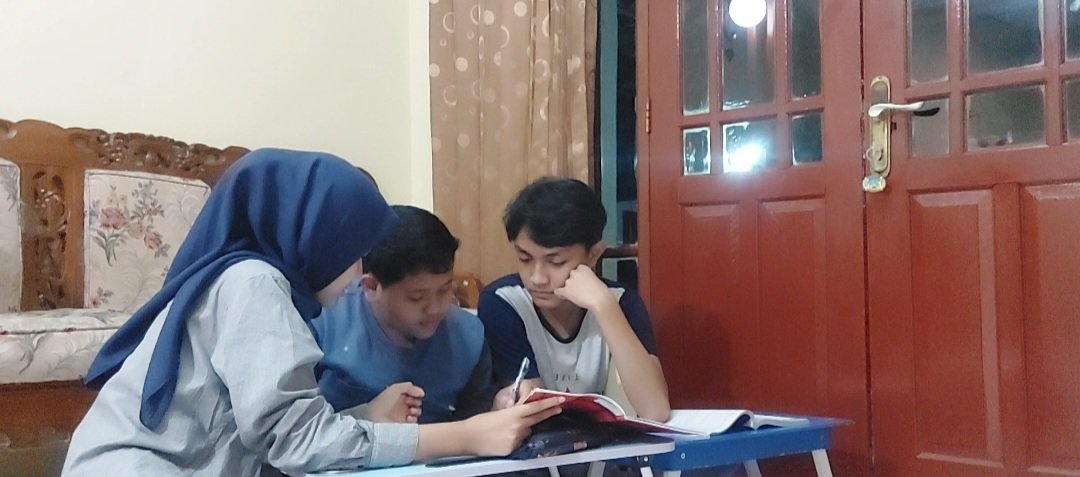 pixiieedusstt's tweet photo. alhamdulillah, aku bisa nyelesaiin tugas aksi kita yaitu ngajar 1 orang murid smp &amp; 1 orang murid sma di sekitar rumahku yg terdampak pandemi #VOKASIIMPACT #MPKMB59SVIPB #IPBDIGDAYA #VOKASIJUARA  #TheGlimpeStoryofGatamalaAgrinawa https://t.co/NW30OjbkbC