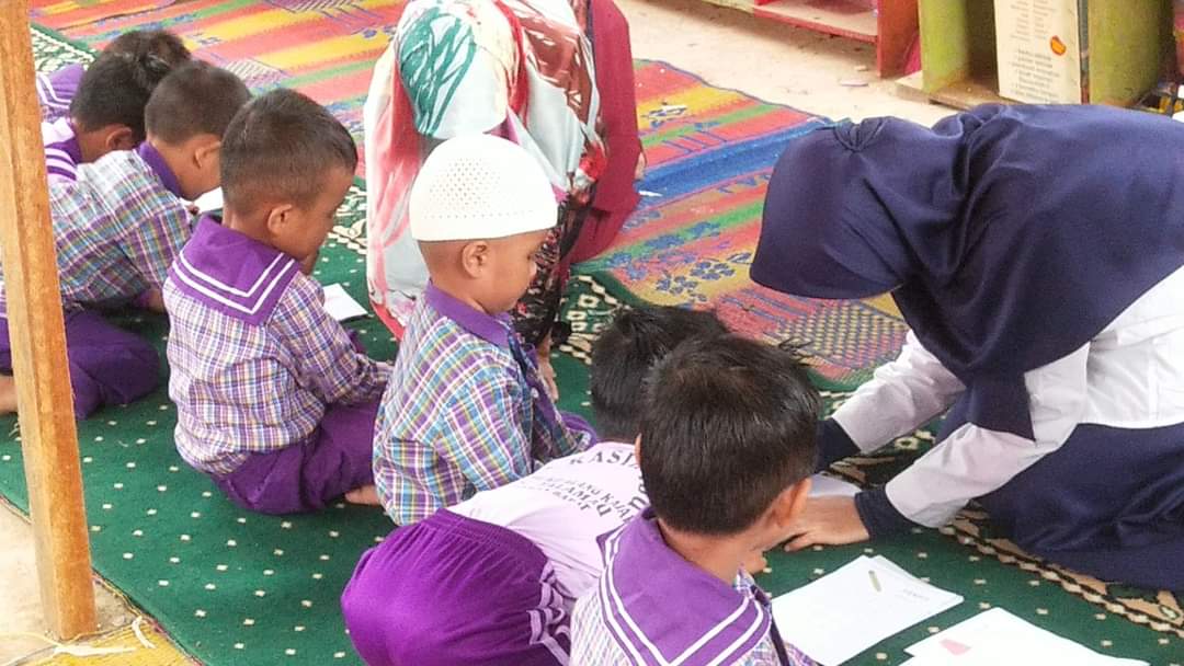 MarselaDebby's tweet photo. [MPKMB 59 SEKOLAH VOKASI IPB DAY 2] Tugas Aksi Kita nih bener² baguuus banget. Sangat menyentuh hati karena kita melakukan kegiatan sosial dengan orang² membutuhkan disekitar kita
#VOKASIIMPACT #MPKMB59SVIPB #IPBDIGDAYA #VOKASIJUARA  #TheGlimpeStoryofGatamalaAgrinawa https://t.co/tykwbQS138