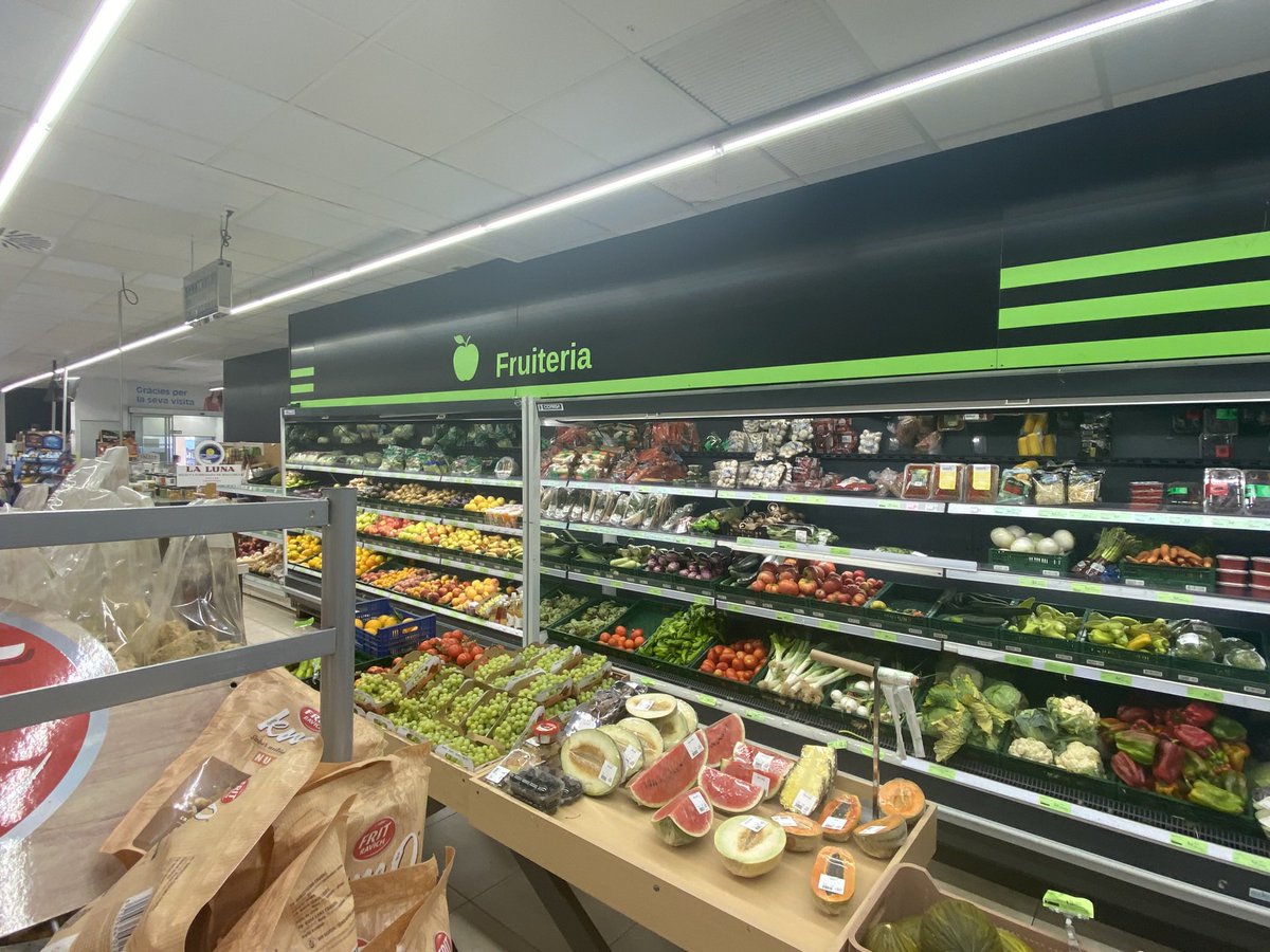 SiManM20's tweet image. Fresh fruit and veg galore. No shortages of staff. Fuel @ €1.68. All is good in the EU, affected by the same Covid pandemic and same Ukraine invasion. UK politicians and Brexit voters need to fess up that domestic issues are #Brexit related and deliver their solution.