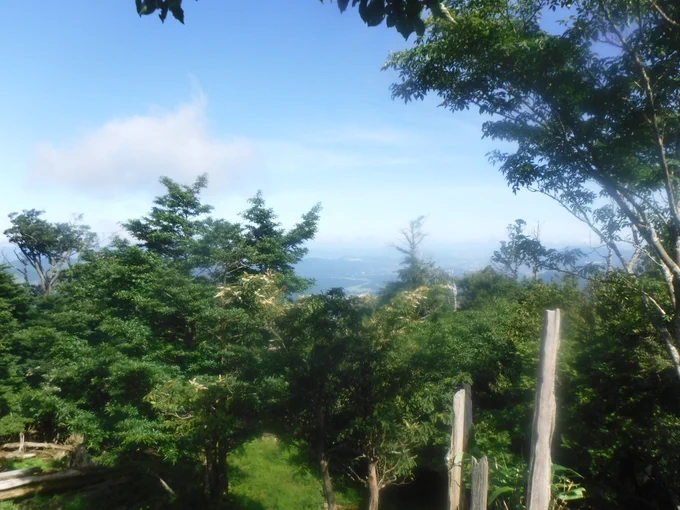 #山の日2020年8月英彦山。神宮院のある本道から中岳。南岳を下り鬼杉から神宮院へ。英彦山は遠目に見てもよくわかる三つの頂があり、上宮のある中岳と、わりと近い南岳に。コロナ禍を機に開始した山登りなのだけれどもその初回で南岳の南側斜面の下りはハードだったかも。断崖でした。 