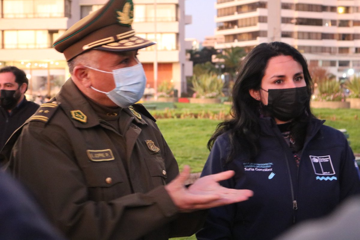 DPRValparaiso's tweet photo. ¡Seguimos en terreno! 👌 Delegada @Sofia_gonzco participó de la ronda extraordinaria masiva de @CarabValparaiso, la que ejecutará servicios preventivos y operativos para fortalecer la seguridad en la comuna de #ViñaDelMar. Vecin@s y locatari@s agradecieron la instancia👏 #Hilo👇 https://t.co/K4DDQVI8O2