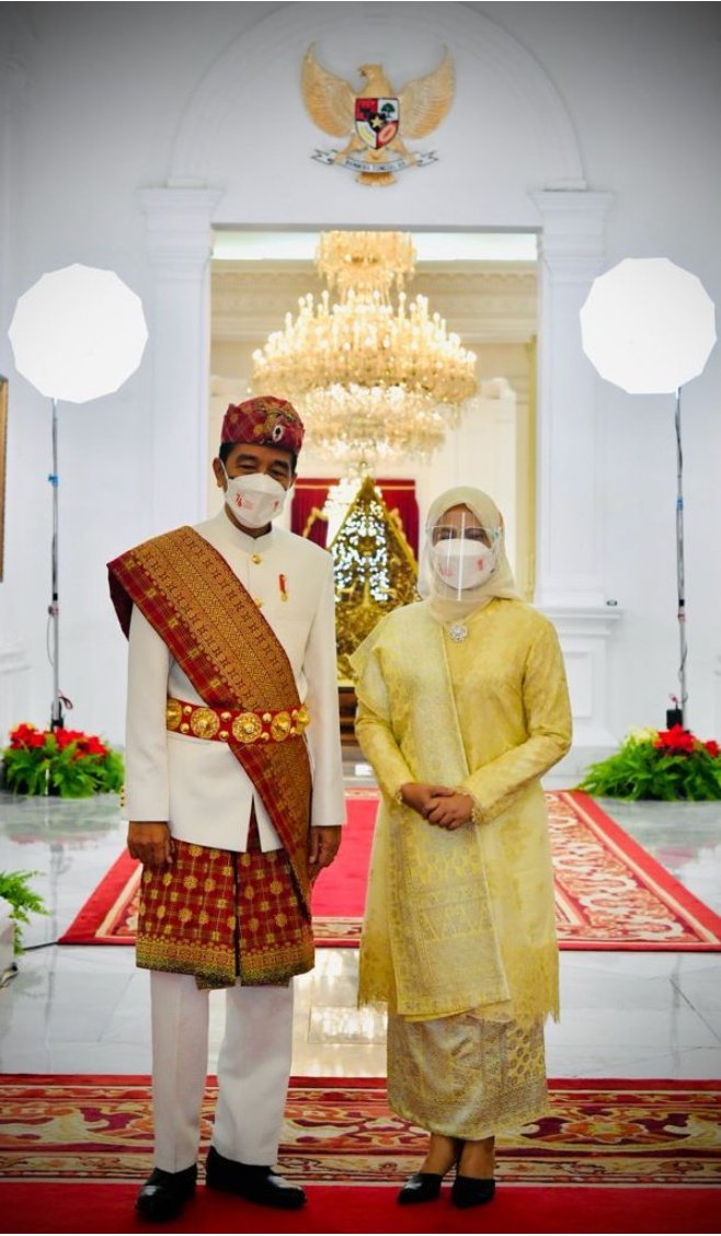 Pak Jokowi beserta ibu Iriana pada saat pesta kemerdekaan Indonesia ke-76.

Pak Jokowi mengenakan baju adat Lampung, adapun ibu mengenakan baju kurung Melayu..

Tema tahun ini, apa yaa..
🤩🤩
Selamat Pagi, kawan..
Tetap sehat, tetap semangat..!!
