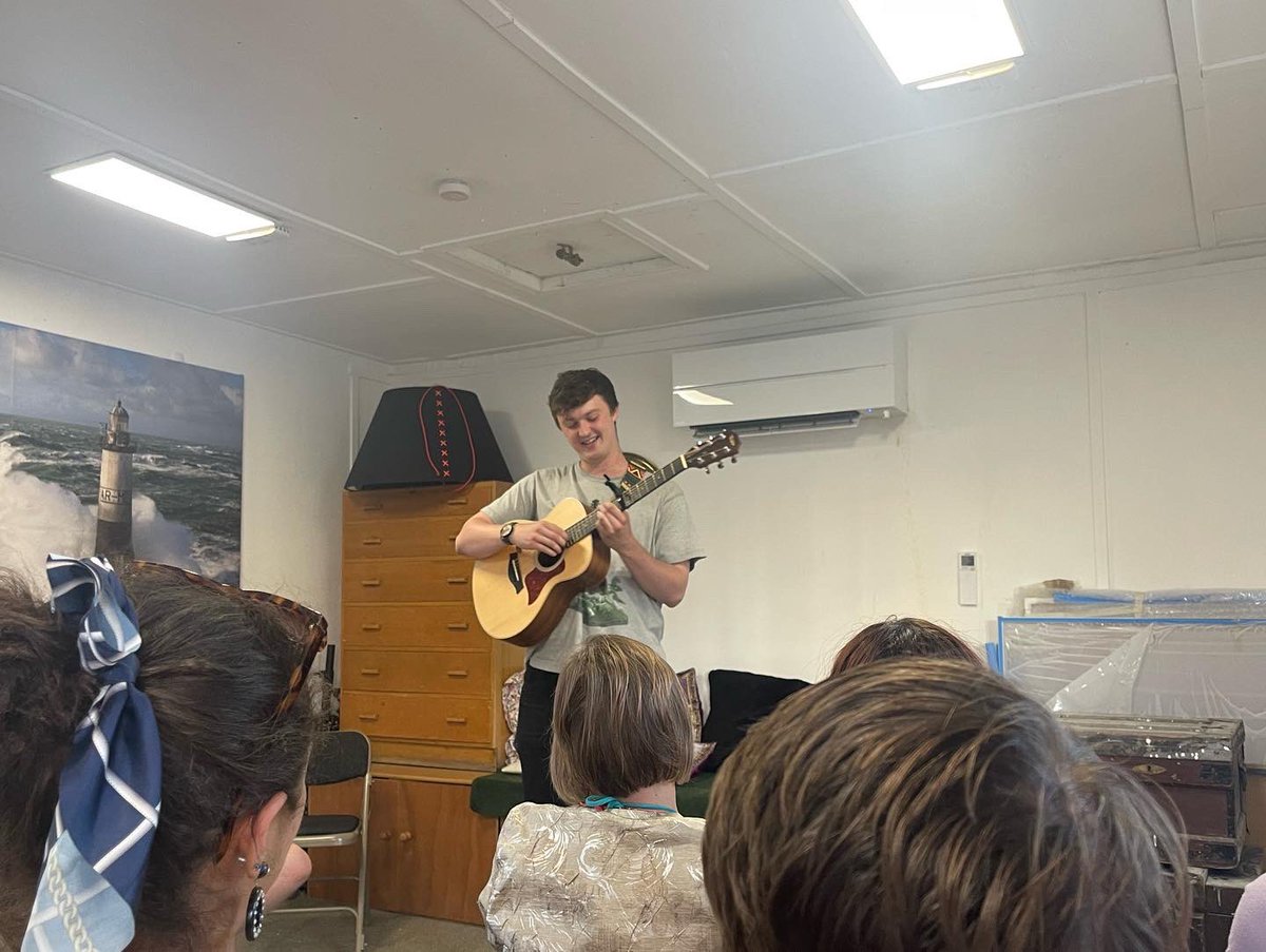ovalartsdepot's tweet photo. Fantastic night last night with Edinburgh Fringe previews from @angelaeyton and @JemRowlston with music from Kieran what a fab night! All acts on @thefreefringe #edinburghfringe #previews #ovalartsdepot #angeeats #happinessanonymous #musicalcomedy #london #edinburghpreviews https://t.co/JzJLoY0ADj