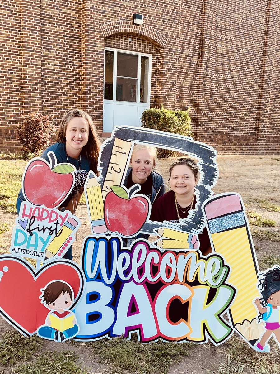 mrskkmitchell's tweet photo. 🙌🏼So excited about our Montessori team this year! 
@RyleeBessmer 
@bbeacom_ 
@NPSLincoln 
@npspanthers #npspanthers https://t.co/usMy51K2fm