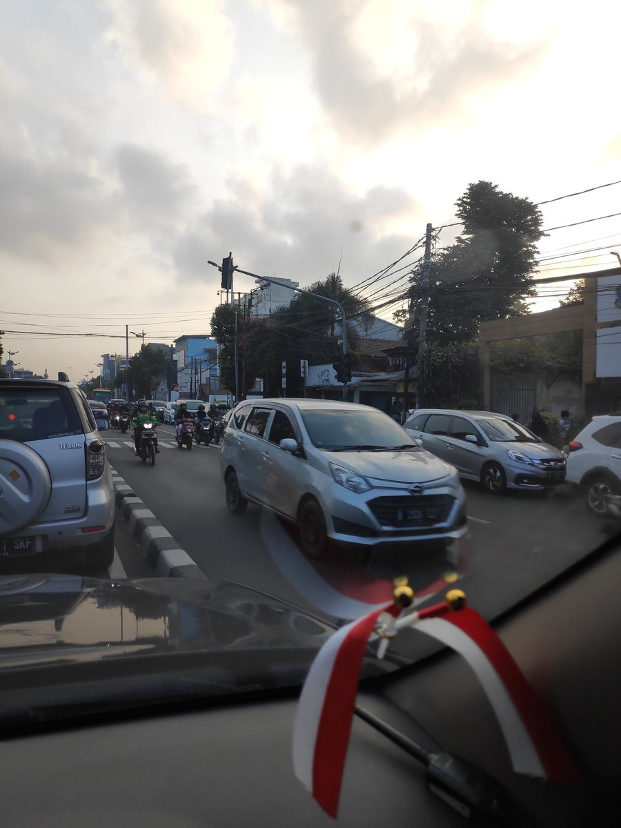 teddteddy's tweet photo. Penambahan titik kemacetan baru setelah TL pertigaan dewi sartika kalibata arah otista imbas putar balik di depan sekolah. Mohon bantuan petugas untuk pengaturan lalu lintas. @TMCPoldaMetro @DishubDKI_JKT @CepatResponJKT @RadioElshinta https://t.co/8aDys0d00I