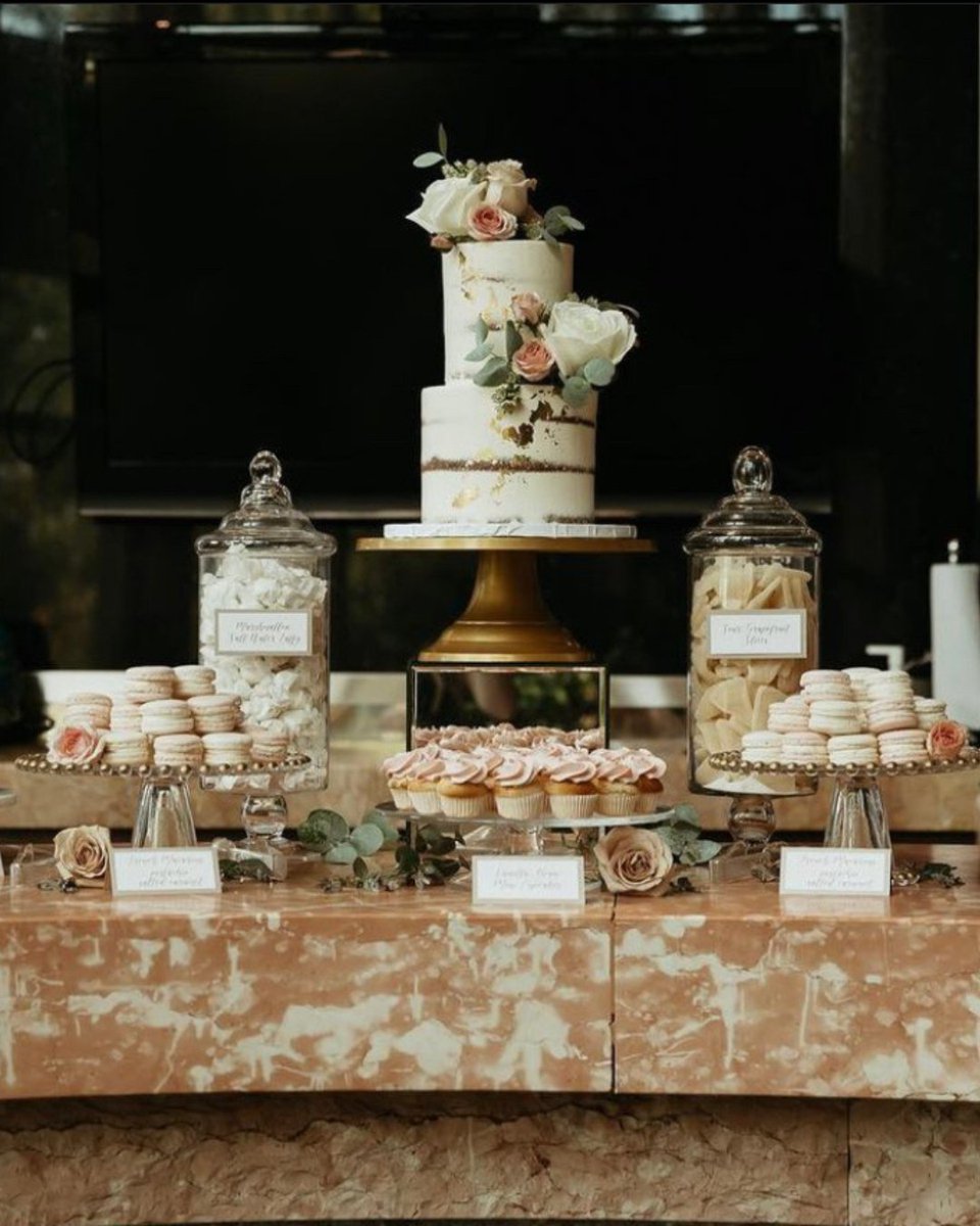 The dreamiest dessert table.

For more wedding content follow us @azuridgeweddings 

📷: @elishyamariephoto

#azuridge #azuridgeweddings #weddingsyyc