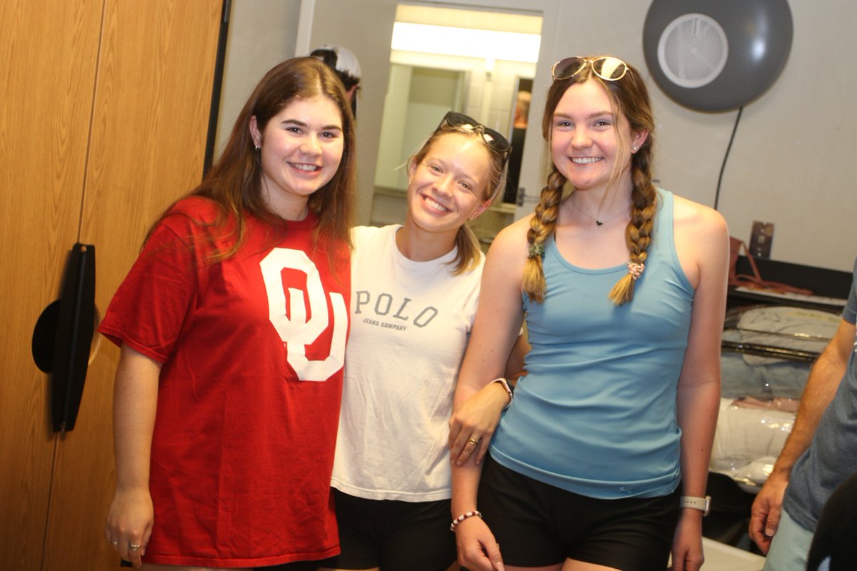 OU_HRL's tweet image. #OUMoveIn22 is over halfway done! We hope you're having a great time getting to know campus and setting up your space. 🛌