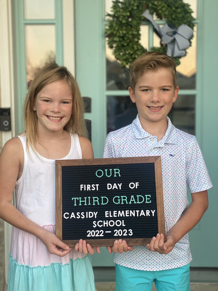 DavidNaylorEdu's tweet photo. Day 19 of the Grateful Challenge
1. Carter and Reagan excited for 1st day of school.
2. Great day welcoming staff back at Model Lab.
3. Finding out why and our schoolβs why.
#principalprops https://t.co/911aswpNKv