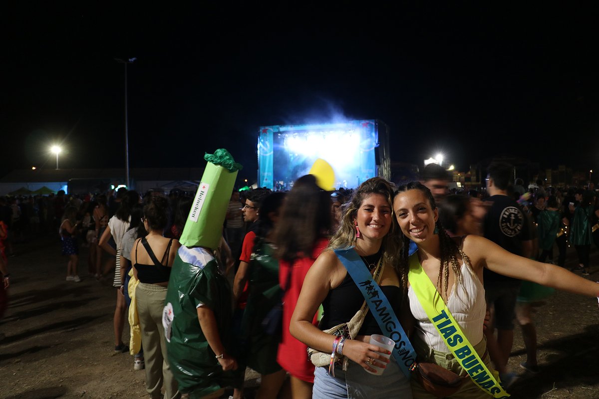 ADuero's tweet photo. Esa gente que te ve con la cámara y te pide una foto porque sí. Pues, ahí están, porque sí.
#SonoramaRibera25años 
#SonoramaRibera https://t.co/OFoHnHftt2