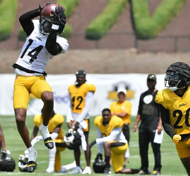 BroZoneInc's tweet photo. 🏈 It's camp.  Don't put him in Canton, yet.   
Steelers inside the ropes: George Pickens continues to dazzle 
https://t.co/t4EjfaXicc https://t.co/Lv3j0p18fE