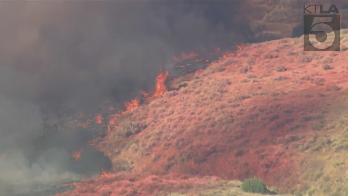 KTLA's tweet photo. Here's what the #SamFire looks like from above. Watch live: https://t.co/uLGGSWJasU https://t.co/UHUYn6on6N