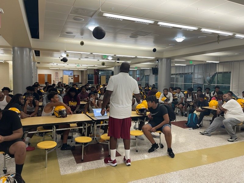 DUNBARFBCOACH's tweet photo. Good 1st day! 90 kids on the 1st day! Special shout to a former poet Aaron Dixon for coming and sharing knowledge on proper nutrition! #baltimoredunbarfootball #DunbarPoets #TimeToDefend #greatestshowonturf #winning https://t.co/kTvb3CgfhQ