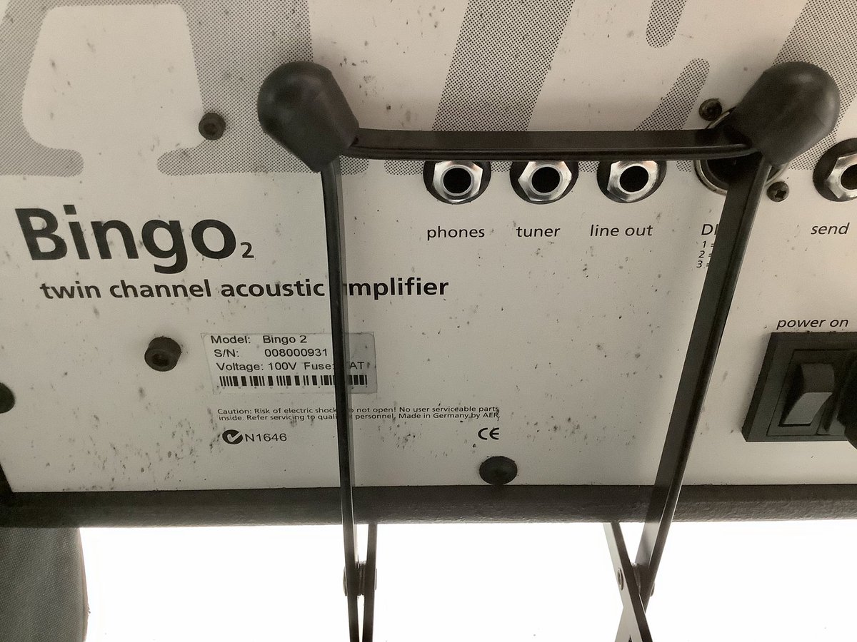 take_sax's tweet photo. AERのBingo2、フットレストがあれば角度を付けてアンプスタンド替わりに！裏面端子を使わなければOK。そのままキャリングバングにも入ります。
#AER #Bingo2 https://t.co/OxDyLl3wr7