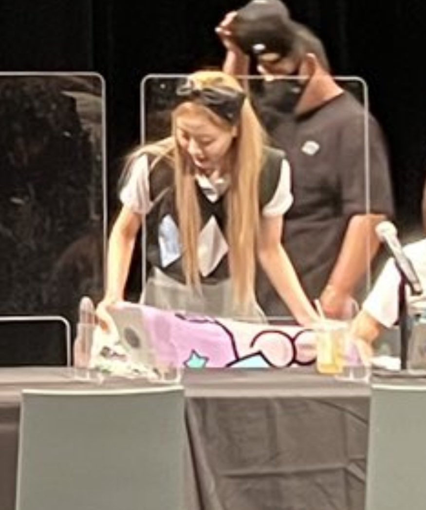 yveryhour's tweet image. Yves at the Chicago fansign today &amp;lt;3