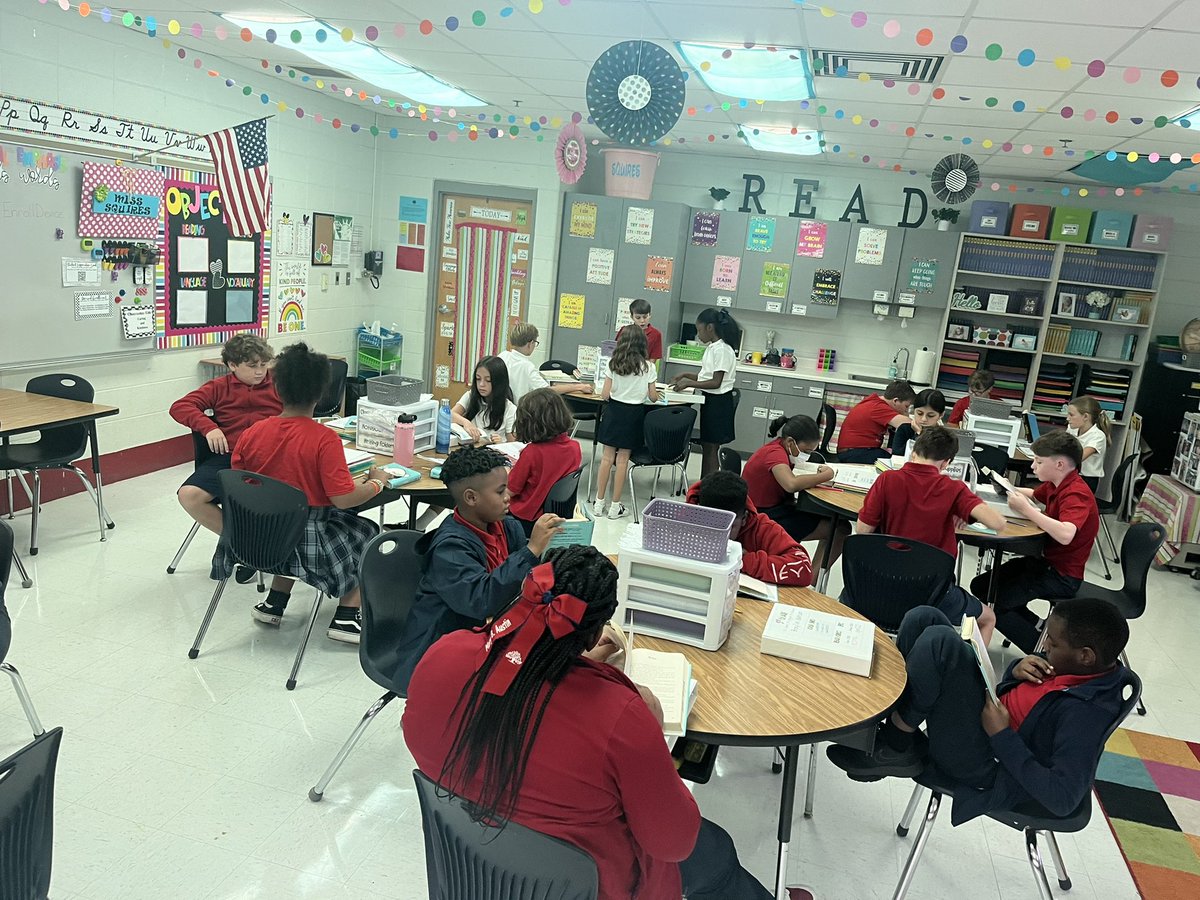 MsSquiresClass's tweet photo. Collaborative engagement has started! I loved hearing all of the conversations taking place among our 5th graders today as they dug deeper into our novel and discussed how it relates to our theme for this year…”Lead With Kindness”#5thgradeleadswithkindness   #Wonder @MaryBAustin https://t.co/cVGrrjlieQ